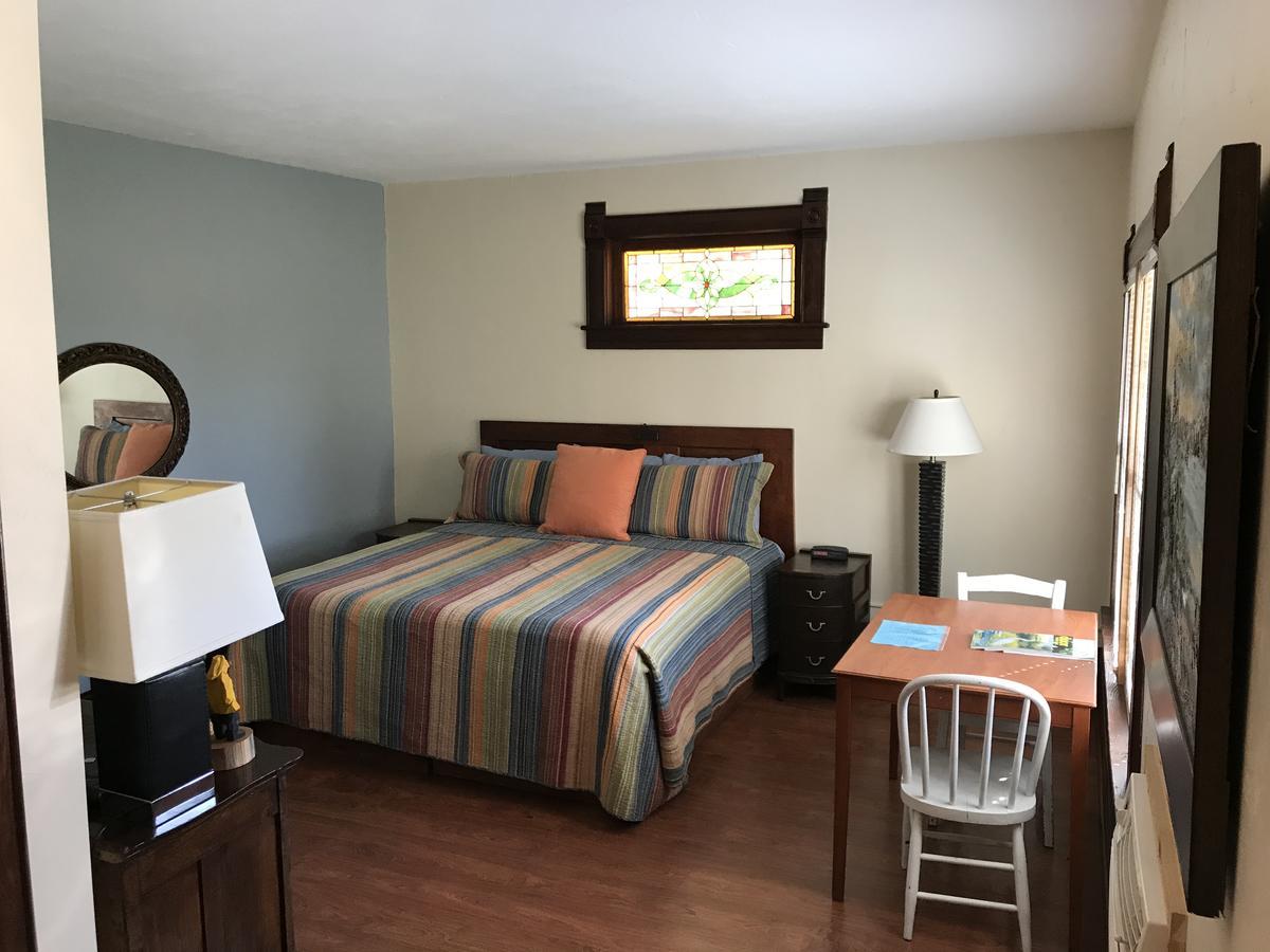 Harbor Light Hotel