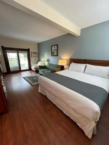 Harbor Light Hotel 2*