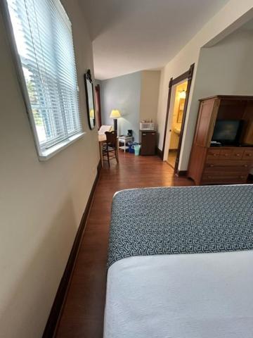 Harbor Light Hotel 2*