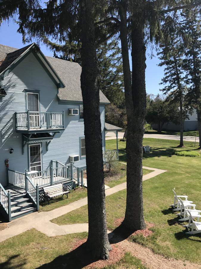 Harbor Light Hotel